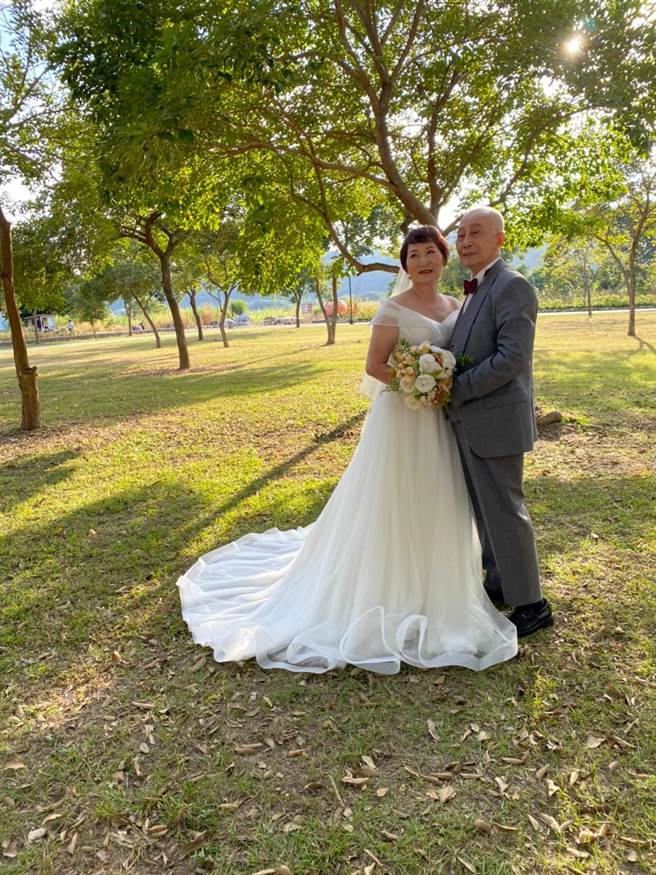 高龄90岁的吴爷爷与相差30岁的奶奶，携手相伴20年后才拍摄婚纱照，两老异口同声说「此生无憾！」（王文吉摄）