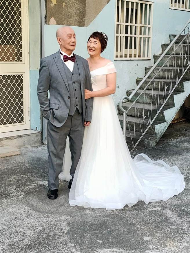 吴奶奶选了削肩款婚纱，吴爷爷则是笔挺西装现身，拍摄过程满满幸福氛围。（王文吉摄）
