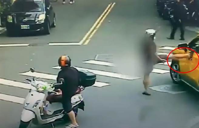 直行机车骑士不满对向计程车突左转，气得跳离机车，飞踢计程车驾驶座车门，并辱骂「三字经」。（翻摄自影片）