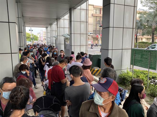 嘉义市推满千送百、嘉倍券兑换活动，活动进入第2天，人潮依旧爆满、排长龙。（吕妍庭摄）