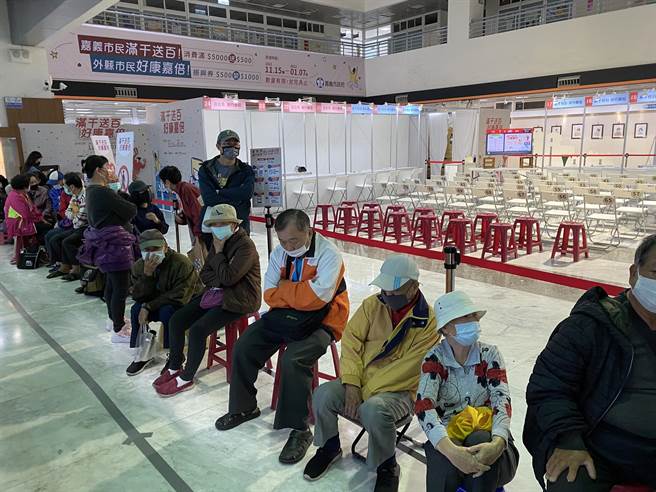 嘉义市推满千送百、嘉倍券兑换活动，活动进入第2天，人潮依旧爆满、排长龙。（吕妍庭摄）