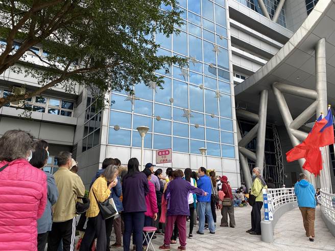 嘉义市推满千送百、嘉倍券兑换活动，活动进入第2天，人潮依旧爆满、排长龙。（吕妍庭摄）