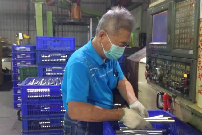 劳动力发展署中彰投分署帮助72岁魏先生，顺利重拾胜任30年的机台操作的技术，企业雇主借助丰富经验指导新进人员，发挥经验传承价值。（劳动力发展署中彰投分署提供／卢金足台中传真）