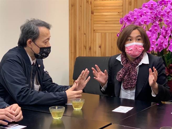 立委陳玉珍關心金門鄉親和旅客往來需求，特別針對明年元旦、春節期間疏運高峰，邀請華信航空說明因應措施。（立委陳玉珍辦公室提供）