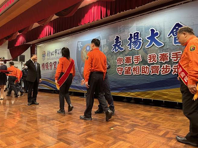侯友宜頒獎表揚績優巡守隊。（王揚傑攝）