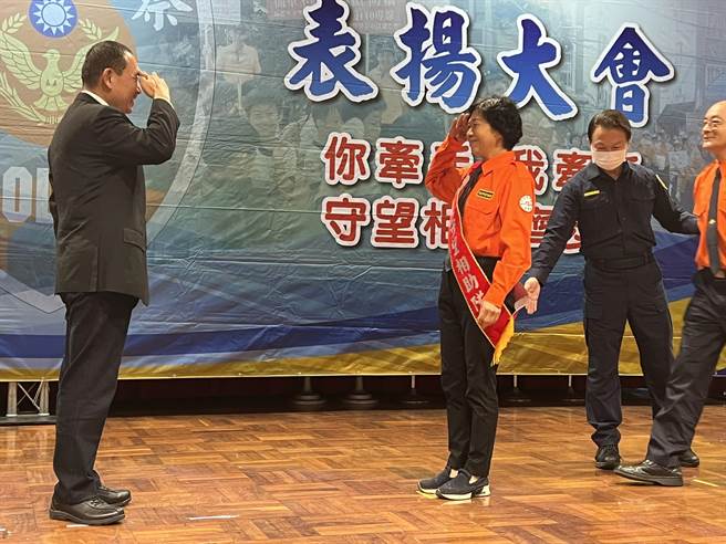 侯友宜頒獎表揚績優巡守隊。（王揚傑攝）