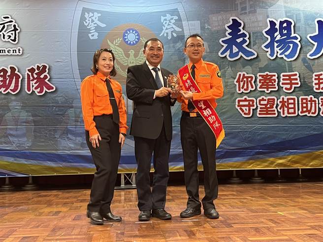侯友宜頒獎表揚績優巡守隊。（王揚傑攝）