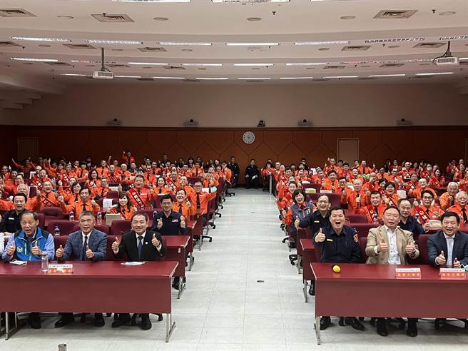 侯友宜頒獎表揚績優巡守隊。（王揚傑攝）