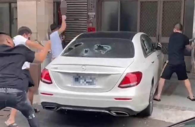 台中大甲「棒球队」恶徒用球棒狠砸白色宾士，据了解恶徒因债务纠纷愤而砸车，不过这辆车又是「妈妈的车」，而受害者父亲是警察。（摘自记者爆料网）