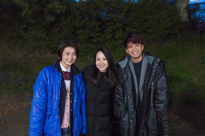 高橋春織（左）、導演松田聖子和森崎溫合作《亞洲怪談2：起風的那日》。（HBO提供）