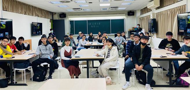 中央大学开设「生活中的科学探究」课程。（桃园市教育局提供／陈梦茹桃园传真）