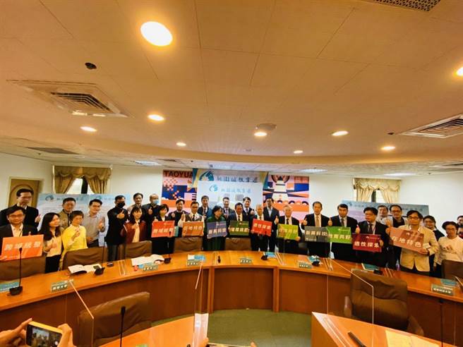 桃园市教育局今年首度办理14所大专院校、10所高中的跨校选修课程，16日举行「桃园城教育游」适性探索、跨域课程记者会。（桃园市教育局提供／陈梦茹桃园传真）