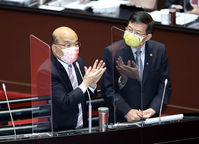 針對國民黨立委羅明才再度質詢興建核五問題，並指出法國明明有地震帶，行政院長蘇貞昌（左）辯駁後立即道歉，坦承說法不精確。（姚志平攝）