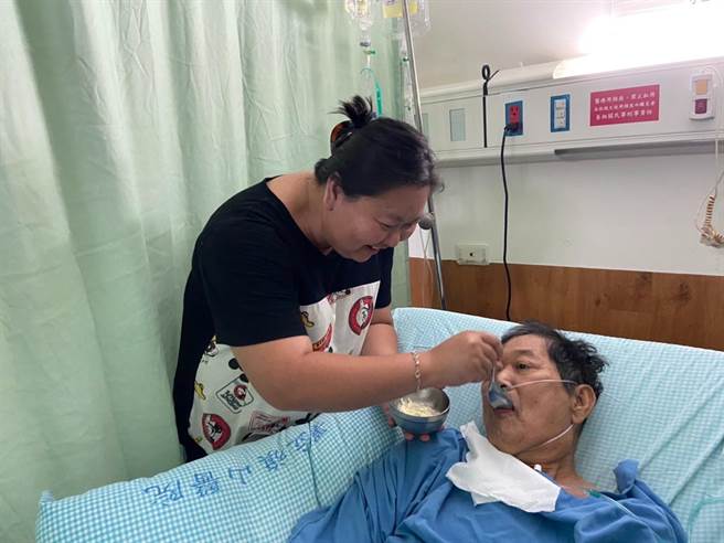 林凤仙照料罹癌的父亲。(北高雄家扶中心提供／林雅惠传真)