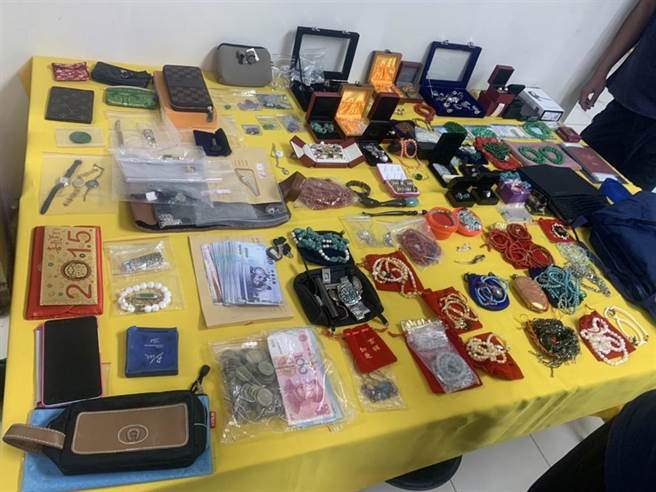 警方在嫌犯王姓兄弟住处起出被害人失窃的珠宝、钻石、手机、外币等赃物。（翻摄照片／石秀华高雄传真）
