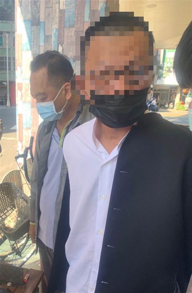 王姓嫌犯和弟弟联手行窃贵妇豪宅内的珠宝，遭警方逮捕送办。（翻摄照片／石秀华高雄传真）
