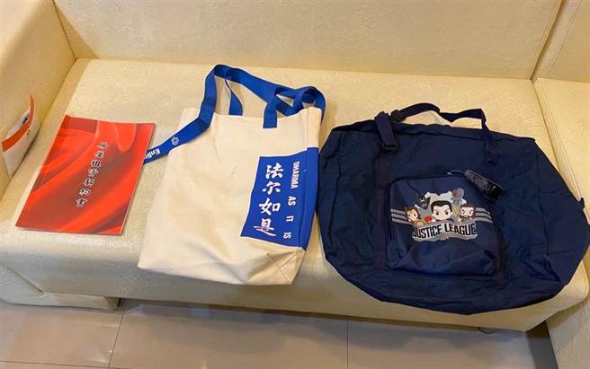 警方起出嫌犯行窃装赃物的犯案工具。（翻摄照片／石秀华高雄传真）
