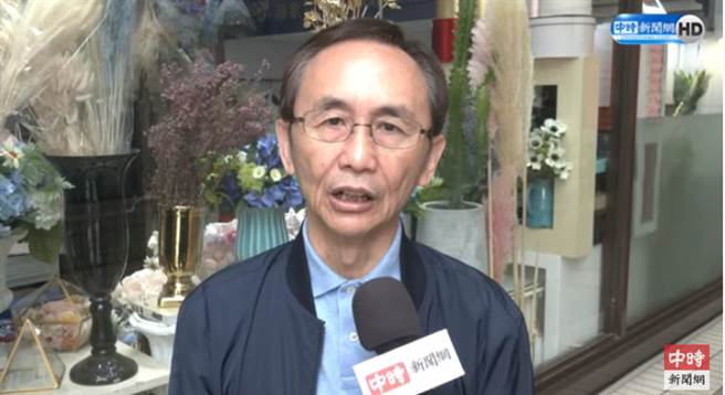 《美丽岛电子报》董事长吴子嘉接受採访。（图片摘自《中时新闻网》Youtube）