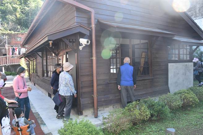 许多南庄当地长辈听东村宿舍重新开业，纷纷前往探看。（谢明俊摄）