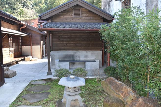 东村宿舍的浴厕是独栋建筑。（谢明俊摄）