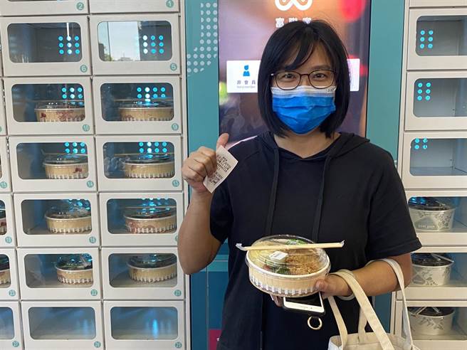 有业者开发新型态的「便当智能贩卖机」非接触式自助取餐模式，近日锁定高雄地区多点知名办公大楼启动营运。（柯宗纬摄）