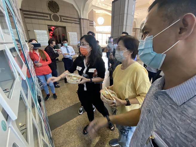 有业者开发新型态的「便当智能贩卖机」非接触式自助取餐模式，近日锁定高雄地区多点知名办公大楼启动营运。（柯宗纬摄）