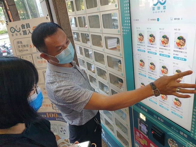 有业者开发新型态的「便当智能贩卖机」非接触式自助取餐模式，近日锁定高雄地区多点知名办公大楼启动营运。（柯宗纬摄）