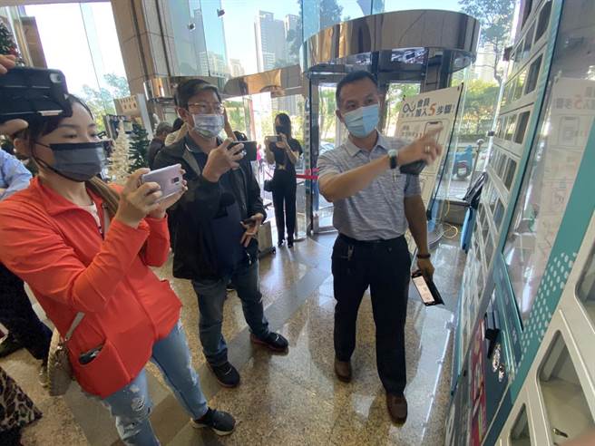 有业者开发新型态的「便当智能贩卖机」非接触式自助取餐模式，近日锁定高雄地区多点知名办公大楼启动营运。（柯宗纬摄）