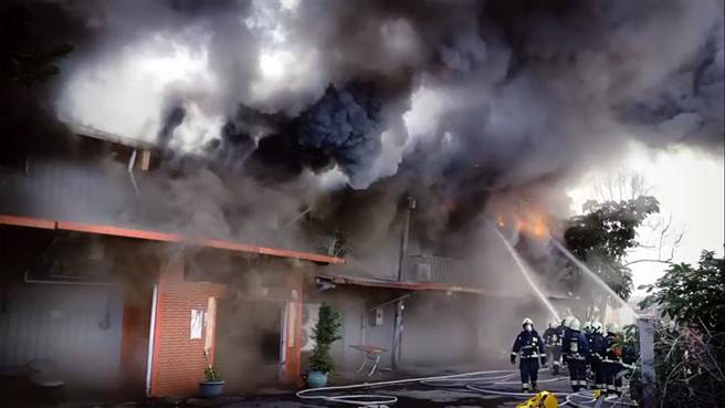 宜蘭縣三星鄉一家聯誼社今天中午發生火警，一名男子送醫救治，警義消在下午2時許撲滅火勢。（宜蘭縣消防局提供／李忠一宜蘭傳真）