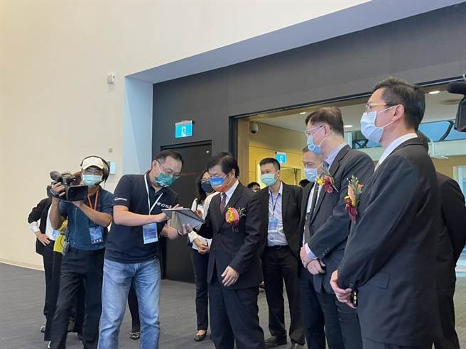 交通部祁文中次长、高雄市罗达生副市长与港务公司共同见证无人机于港区巡检应用多元发展。（洪靖宜摄）