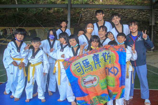 两届奥运跆拳道国手刘威廷，受张政壕教练之邀前往偏乡司马库斯与当地跆拳道队小朋友分享经验。(刘威廷提供)