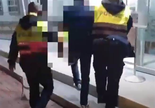 新北市中和區36歲黃姓男子與34歲陳姓男子有14萬元債務，黃男夥同4人登門找陳男討債，雙方爆發肢體衝突。（翻攝自影片）