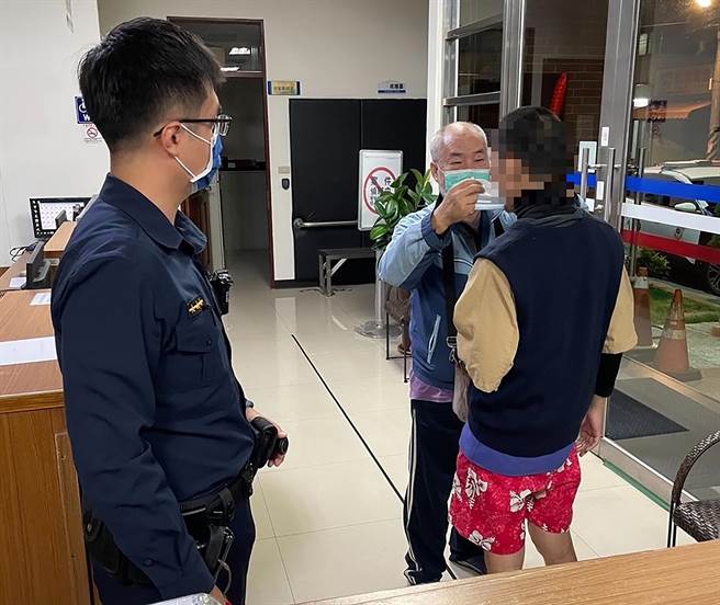 中市警局雾峰分局四德派出所员警发现有智能障碍的男子，从白天走到晚上，从神冈走的雾峰，联络上其父亲到所带其回家。（雾峰分局提供／黄国峰台中传真）