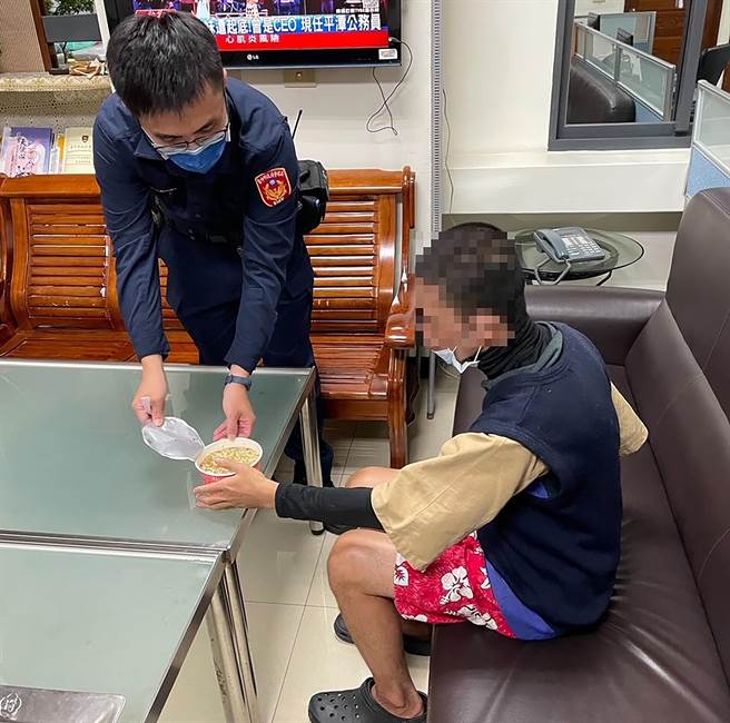 中市警局雾峰分局四德派出所员警发现有智能障碍的男子，从白天走到晚上，从神冈走的雾峰，一整天没吃东西，准备泡麵让他充飢。（雾峰分局提供／黄国峰台中传真）