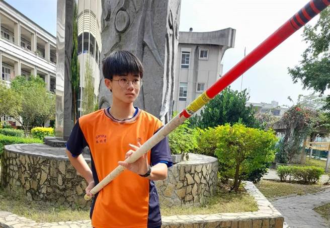 二崙国中二年级女学生林昀霓日前参加全国中等学校运动会田径锦标赛跳断撑竿仍夺冠。（周丽兰摄）