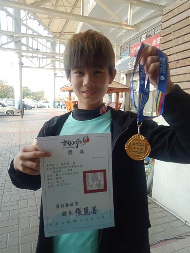 林昀霓日前参加2021年全国中等学校运动会田径锦标赛展现爆发力，以2米90获得冠军。（校方提供）