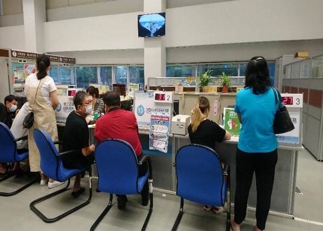 台中市府新市政服務中心特別設立勞工退休金諮詢服務櫃檯，方便勞工詢問。（台中市府提供／盧金足台中傳真）