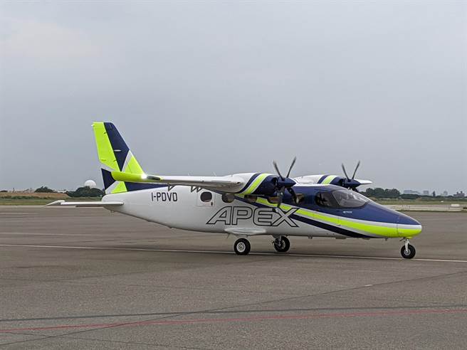 安捷飞航训练中心宣告跨足普通航空业，引进首架载客飞机P2012，今自义大利飞抵桃园国际机场。（安捷飞航训练中心提供／陈佑诚传真）