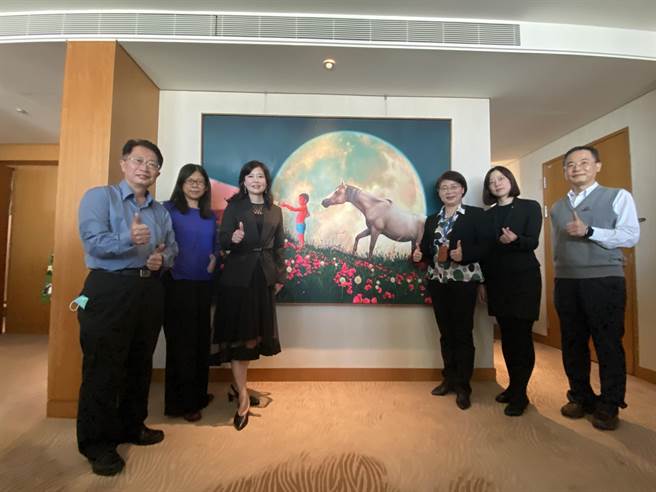 「ART TAICHUNG 2021 台中艺术博览会」将在12月3日在日月千禧酒店登场，主办活动的社团法人中华民国画廊协会16日特别在总统套房举办举办展前记者会暨贵宾预览。（冯惠宜摄）