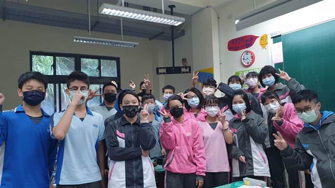基隆市中正国中今上午有一只领角鸮猫头鹰密访802教室，全校师生抢着拍照留念。（摘自基隆市中正国中脸书／陈彩玲基隆传真）