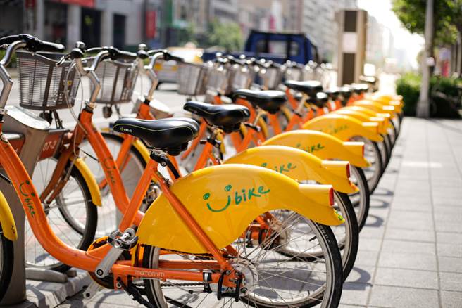 女网友骑Youbike自撞电线杆，造成严重颅内出血，但奇迹式復原。(示意图/达志影像)