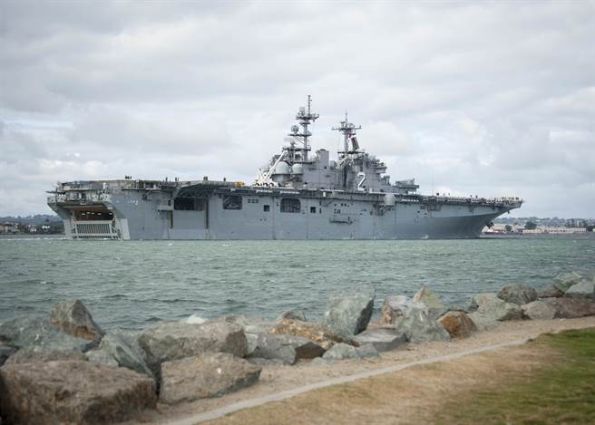 两栖突击舰「艾塞克斯号」（LHD 2）8日行经阿曼湾时，遭到伊朗海军的1架直升机近距离「逼车」，双方一度仅相隔25英尺(约7.26公尺)。图为艾塞克斯号。(图/DVIDS)