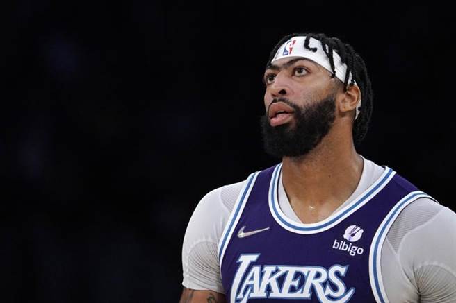 安东尼戴维斯怒骂裁判遭驱逐出场，湖人在主场惨败公牛18分。(美联社)