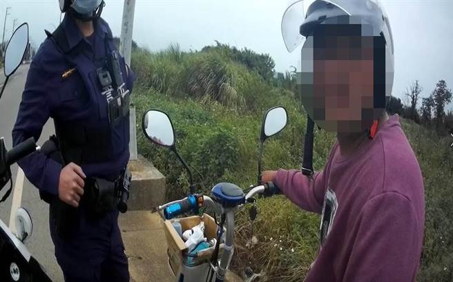 桃园市观音区有男子日前见路旁有电动自行车钥匙未拔，一时心生歹念将车骑走，大园警方调阅监视器不到40分钟逮到犯人。（桃园市大园警分局提供／陈梦茹桃园传真）