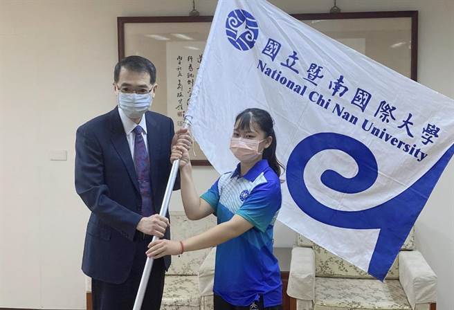 國立暨南大學蕭霈瑜（右），參加全國大專運動會勇奪空手道個人「型」金牌。（暨大提供／廖志晃南投傳真）