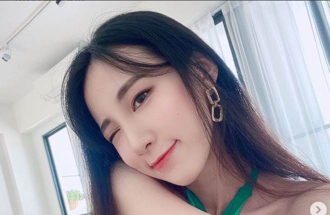 瑶瑶以直爽、无厘头的个性，加上F级火辣身材，让她拥有超夯人气。（图／取材自瑶瑶Instagram）