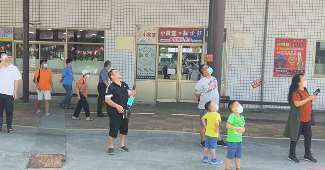 民眾在白人牙膏觀光工廠內抬頭觀看戰機飛過。（張亦惠攝）