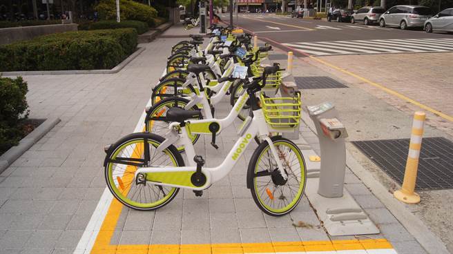 彰化县公共自行车系统2.0，从之前的YouBike全面转换为MOOVO智慧单车，本月10日已经全面完成布建，总计1650辆新单车上路骑乘。（谢琼云摄）