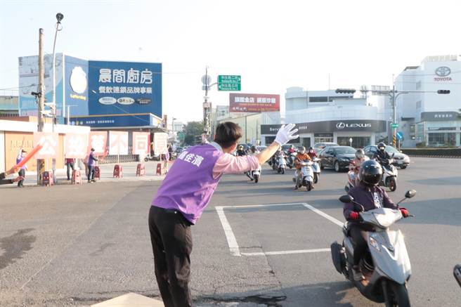 立委鍾佳濱站路口宣傳公投訴求。(鍾佳濱提供)
