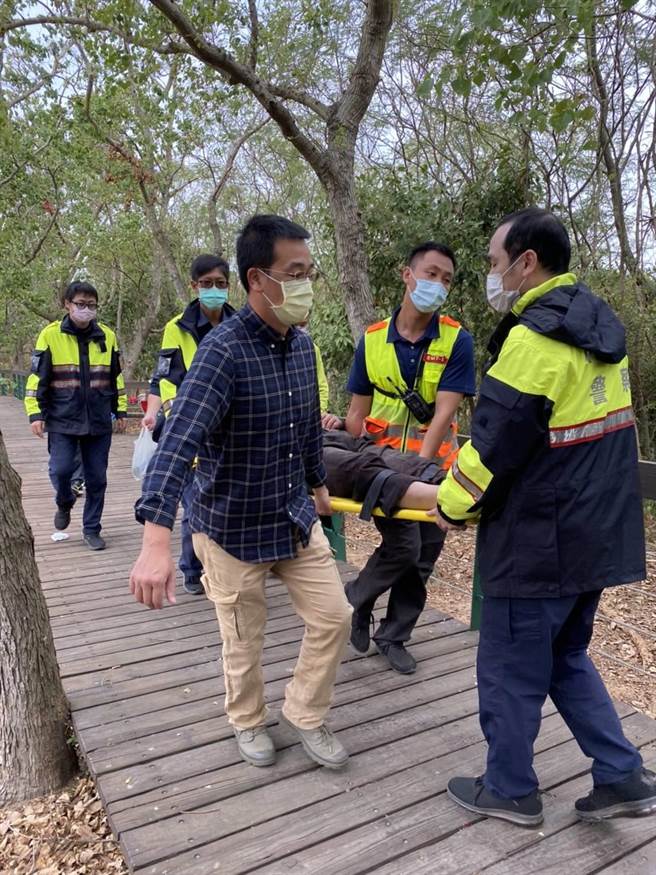 警方紧急将李男送医，还好没有大碍。（警方提供）